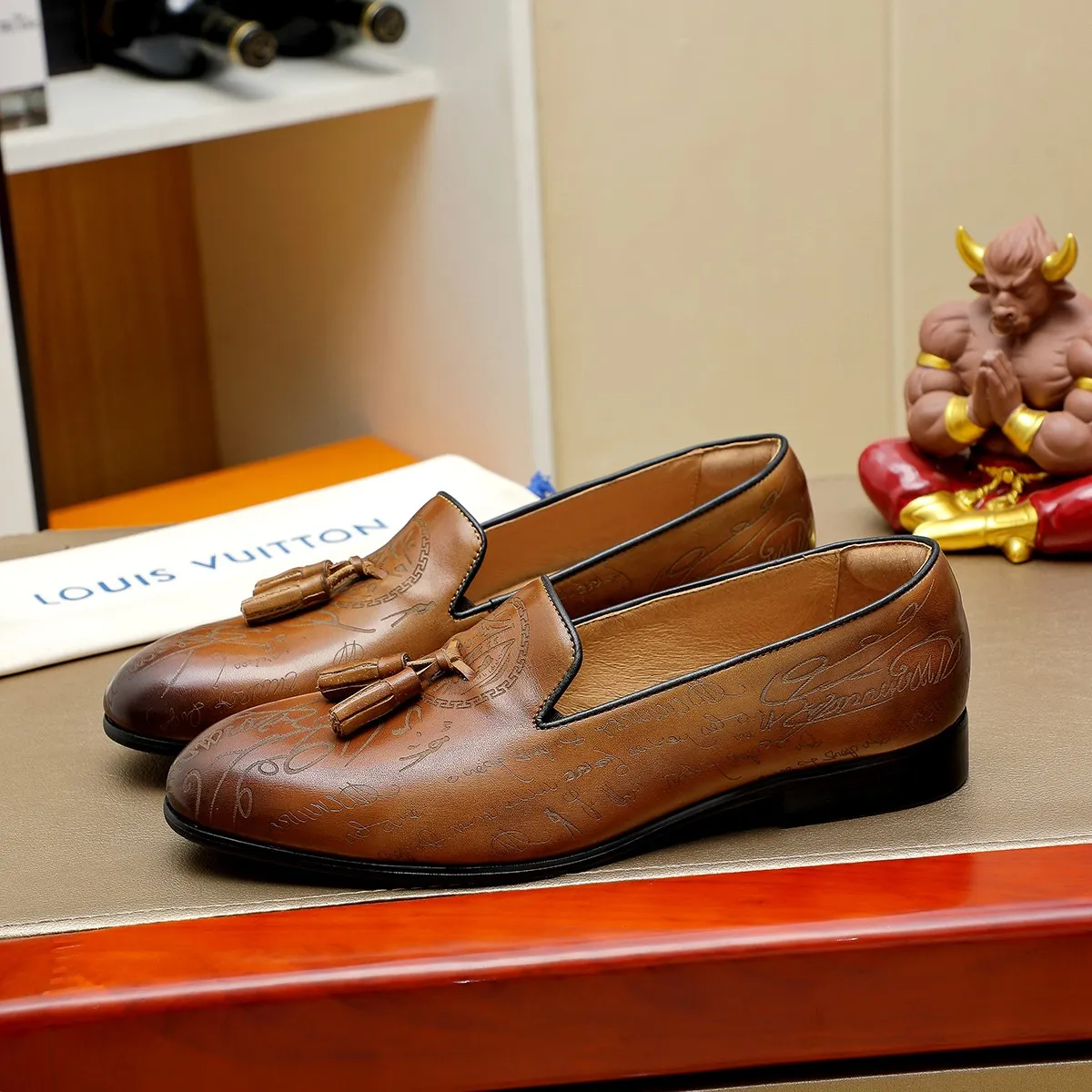 Men's shoes 💰560 💰 Louis Vuitton LV ® Autumn and Winter 🆕 models 🔛Full shoe counter First layer cowhide, 🐂Leather lined casual shoes for men, super soft outsole, a must-have for driving. Counter synchronization Original first layer cowhide Completely 1:1 mold customization 🌹Top version, 2 colors available! Number: 38-45 (37.46. Customized)